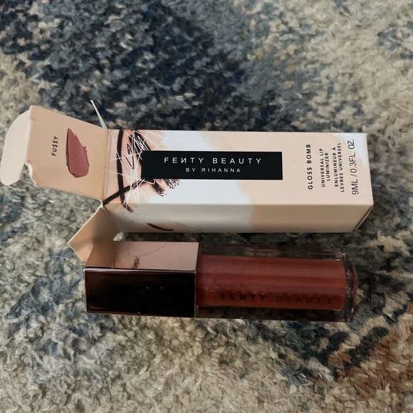New lip gloss - Picture 1 of 2